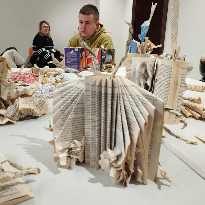 Warsztaty ze sztuki konceptualnej inspirowane wystawą Jagody Krajewskiej "Ruchome strony"