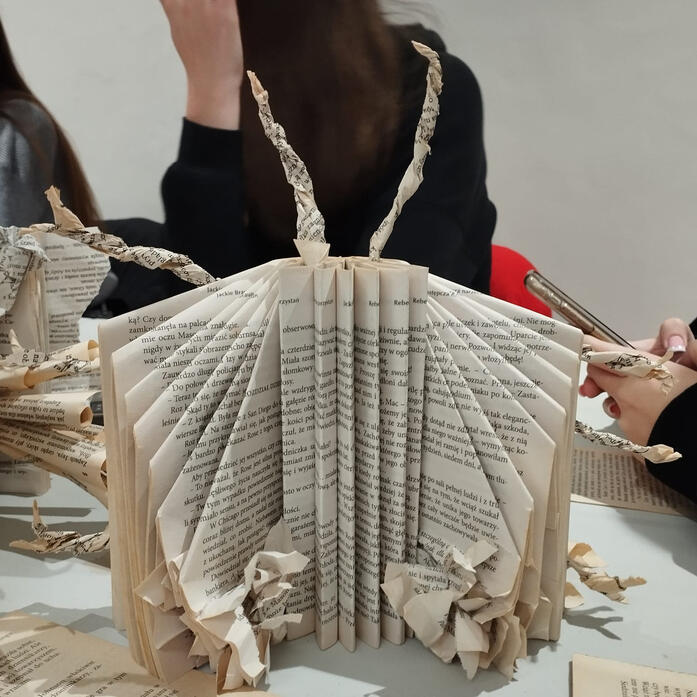 Warsztaty ze sztuki konceptualnej inspirowane wystawą Jagody Krajewskiej "Ruchome strony"