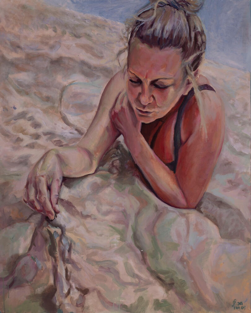 Ja grzebiąca w piasku na plaży w Ślesinie. Obraz według zdjęcia Wandka. 2019r. Obraz olejny na płótnie 1000x80cm